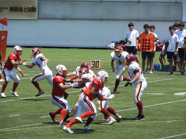 激しいコンタクトの佼成学園と鎌倉学園撮影：手束仁