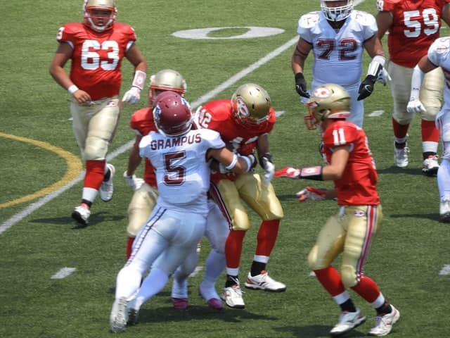 好タックルの千葉日大一ＬＢ森駿介君（５）撮影：手束仁