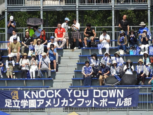 足立学園応援席撮影：手束仁