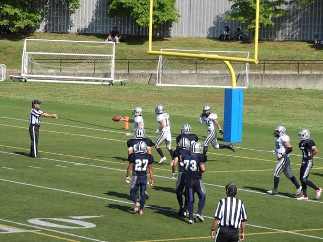 第４ダウンをパントでクリアしていく足立学園撮影：手束仁