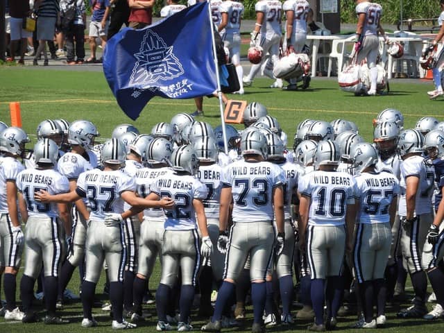 部旗の下に集まった足立学園撮影：手束仁