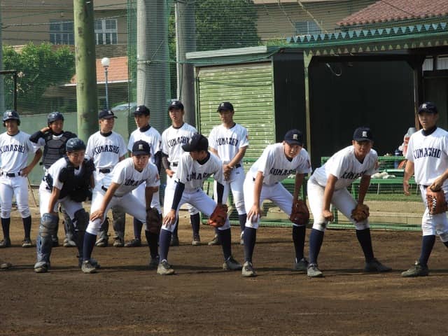 いざ、試合へ向かう熊谷商撮影：手束仁