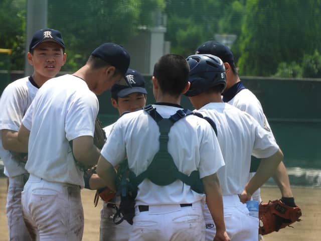 ピンチをどうかわしていくか…、相談する熊谷商選手たち撮影：手束仁