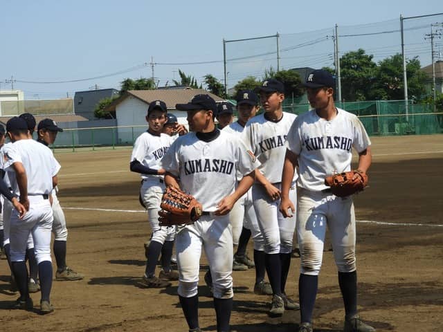 ベンチ前の熊谷商選手たち撮影：手束仁