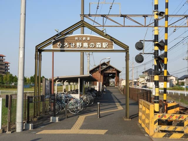 ローカルなひろせ野鳥の森駅が熊谷商の最寄り駅撮影：手束仁