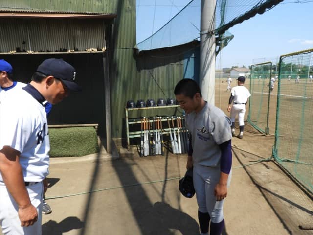 試合後の挨拶に来た花巻東の選手に頭を下げる、新井監督撮影：手束仁