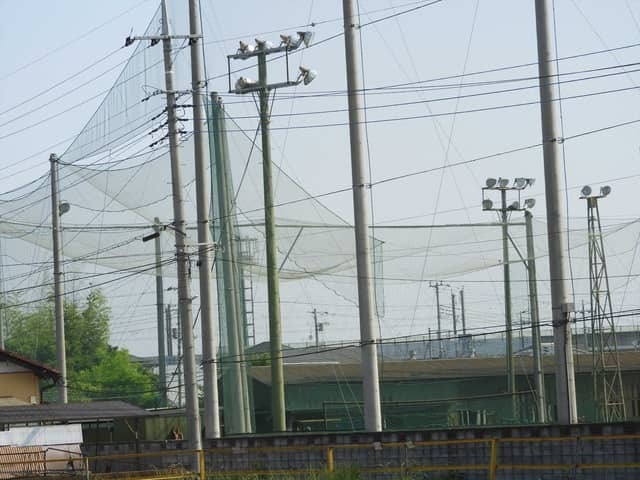 通りから見た、熊谷商グラウンド撮影：手束仁