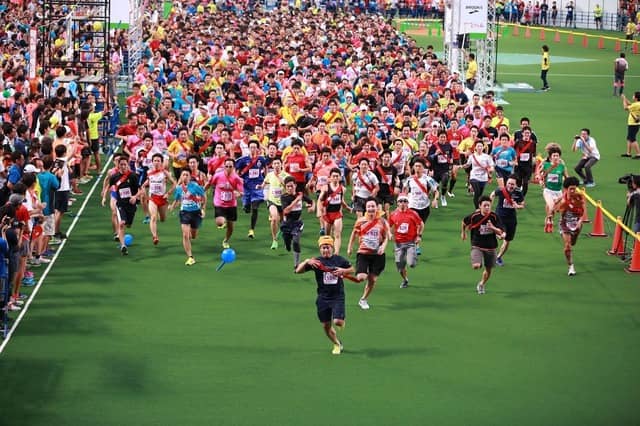 ナゴヤドームの人工芝の上を走る「Good Job ! ラック6時間リレーマラソン」9月開催