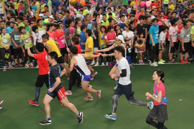 ナゴヤドームの人工芝の上を走る「Good Job ! ラック6時間リレーマラソン」9月開催