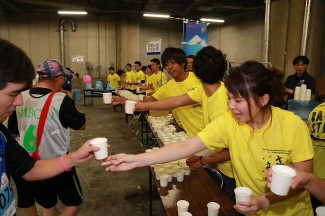 ナゴヤドームの人工芝の上を走る「Good Job ! ラック6時間リレーマラソン」9月開催