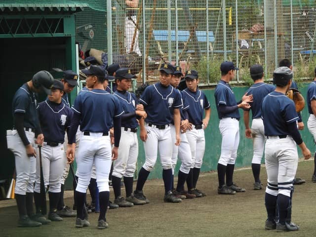 ベンチ前の佼成学園の選手たち撮影:手束仁