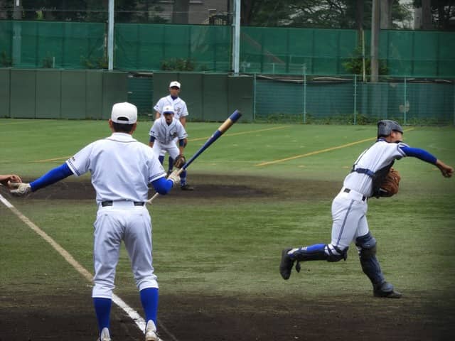 活気あふれる川越東のシートノック撮影:手束仁