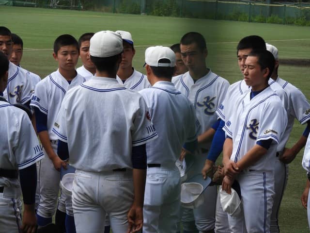 試合後に野中監督の話を聞く川越東の選手たち撮影:手束仁