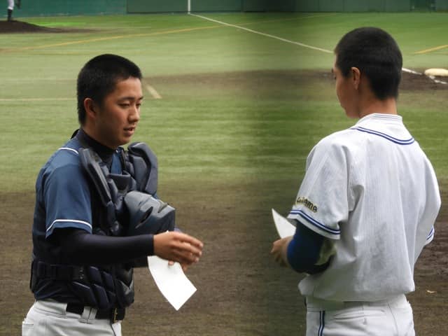 試合前のメンバー交換、佼成学園・江原君(左)と川越東・高波君撮影:手束仁