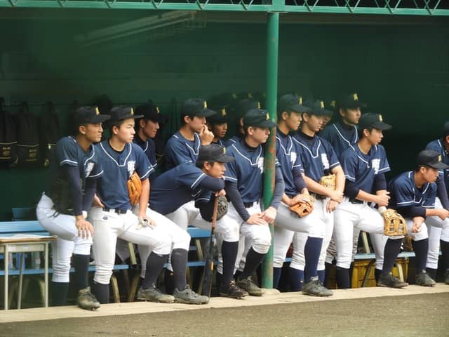 相手校ノックを見つめる佼成学園の選手たち撮影:手束仁