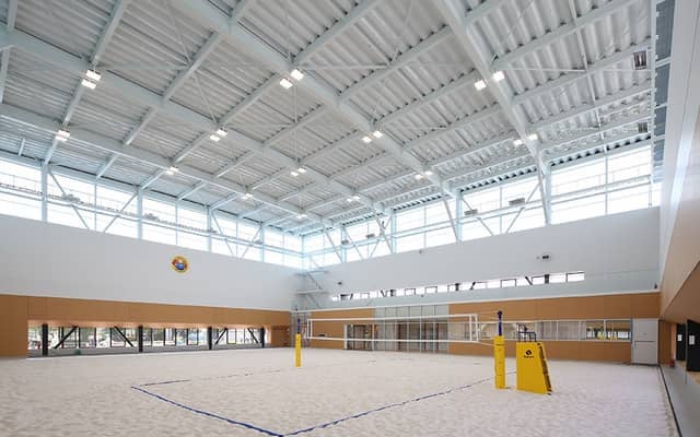 全天候型のインドアビーチバレーボールコート、トヨタが建設