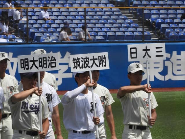 歴代代表校が初出場の歴史順に行進撮影：手束仁