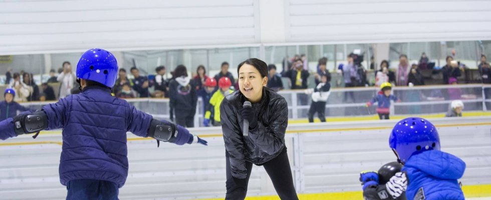 浅田真央＆舞が埼玉でスケート教室を開催。緊張気味の子どもたちも徐々に滑れるように