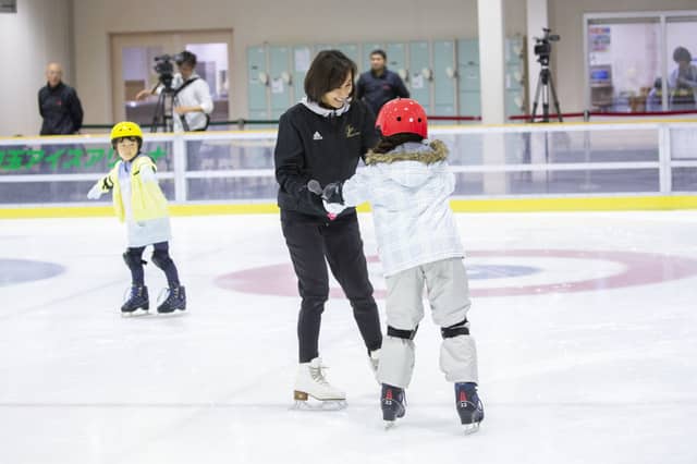 浅田真央、舞が小学生30人にスケートを直接指導「私も勇気と元気をもらった」