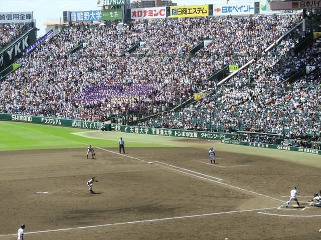 満員のスタンドを背負って、金足農・横浜撮影：手束仁