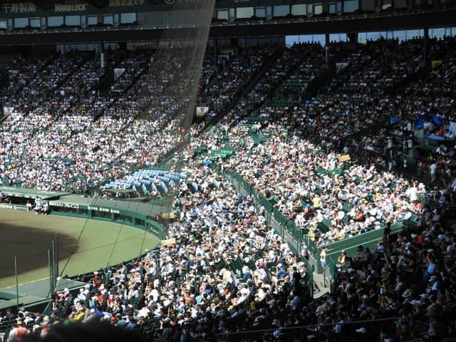満員の甲子園球場ネット裏