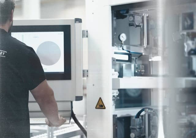 アディダス、SPEEDFACTORY生産ランニングシューズの東京モデル「AM4TKY」発売