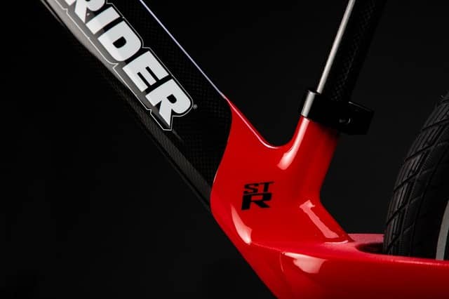 ランニングバイク「ストライダー」にカーボン製ハイスペックモデルが登場