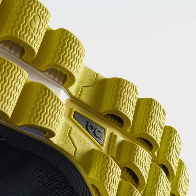 ソフトな着地とパワフルな蹴り出しが特徴のランニングシューズ「クラウドサーファー」発売