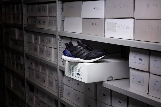 アディダス「UltraBOOST」初期モデルのブラック×ダークパープルを復刻