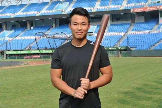 ハム入団の王柏融が台北市内で入団会見　栗山監督も参加、初のユニ姿披露