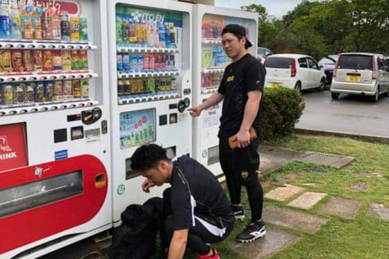 気配りの“甲斐キャノン”　沖縄自主トレ公開、集まった報道陣全員に差し入れ