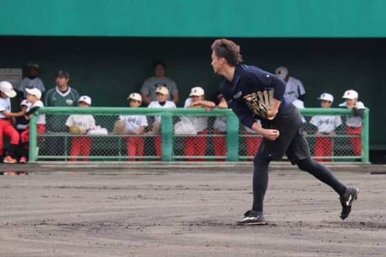 鷹・東浜が子どもたちに“神対応”　捕手後方“特等席”から投球練習を見学