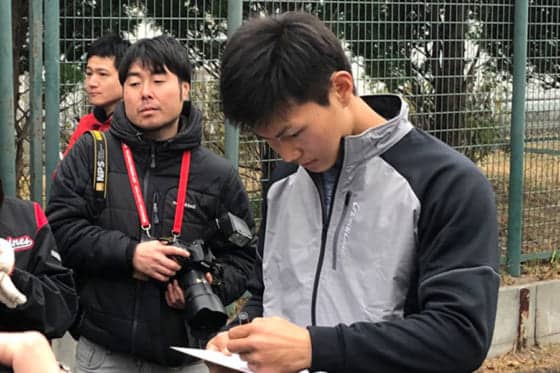ロッテ新人が寒空の下で“即席サイン会”　藤原「こういうことも大事にしたい」