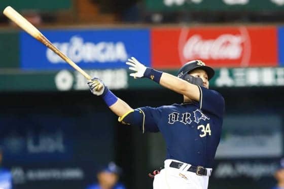 【2018年名場面集】オリ吉田正がバット折りながらも…痛烈ライナーで運ぶ驚愕の本塁打
