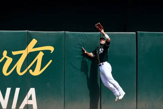 捕球確率わずか「1％」の奇跡も…　MLB公式の“超美技”動画が凄い