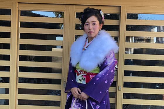 【女子プロ野球】新成人のディオーネ森、紫基調の振袖姿披露　「前人未到」の130キロ到達誓う