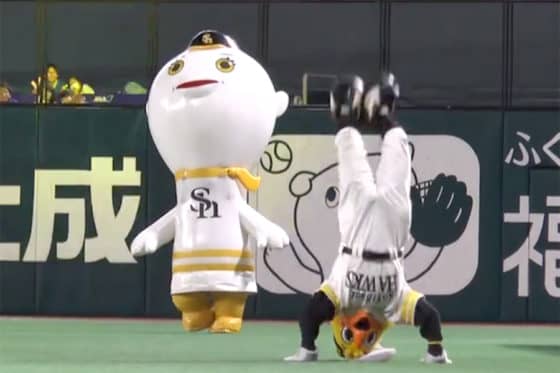 【2018年プロ野球名場面】人気マスコット、まさかの“場外戦”　鷹ふうさんがバファローブルを“KO”