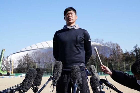 西武内海が自主トレ公開「順調に仕上がってる」中村に抱擁、新天地に溶け込む