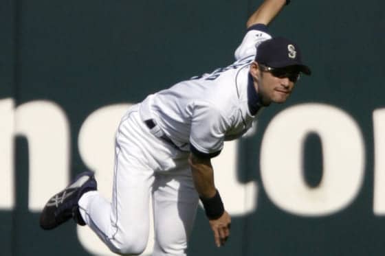 ロケット、バズーカ、イチローのレーザーも…MLB公式の外野手“鬼肩”動画集が凄すぎる