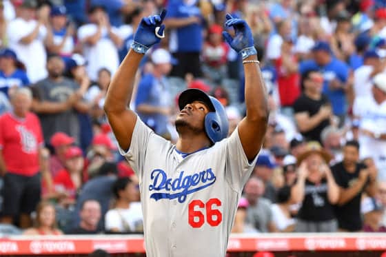 【MLB】分厚い胸板、太い腕、腹筋も…　上半身裸で踊るプイグの“肉体美”が凄い