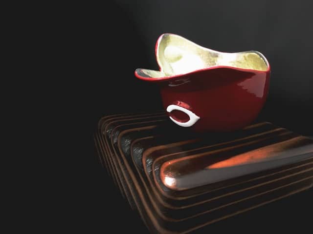 赤ヘルでぐい呑みできる！広島承認グッズ「赤ヘル呑み」「カープベルト」発売