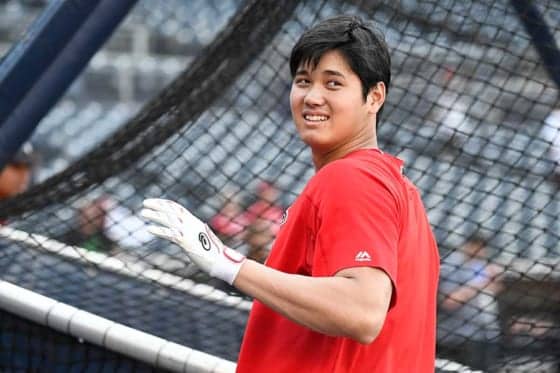 【MLB】新人王の大谷翔平が黒スーツで「夕食会」出席　エ軍が動画公開「誇りに思う」
