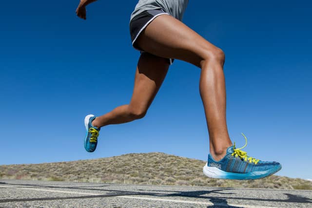 ホカ オネオネ、アスリートのためのレース用シューズ「EVO CARBON ROCKET」発売