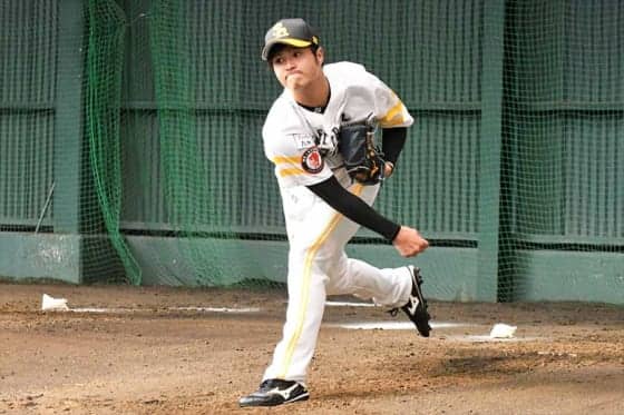 鷹初日で“甲斐甲斐バッテリー”実現　ドラ1甲斐野「甲斐さんがのせてくれた」