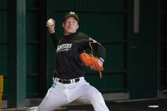 吉田輝がキャンプ初ブルペン　変化球交えて38球、快速球にファンどよめく