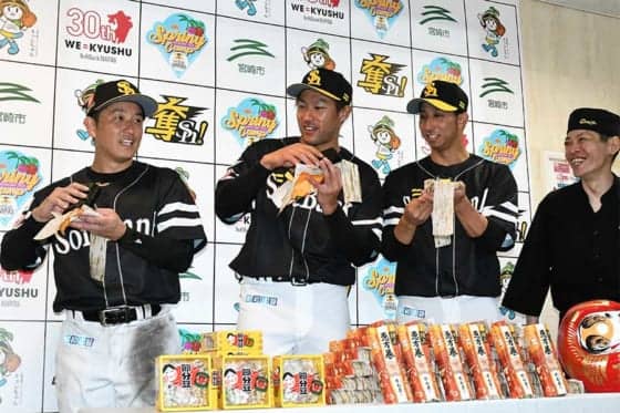 ホークス柳田が恵方巻贈呈式で天然ぶり発揮「え、去年はこっち向いたよ！」