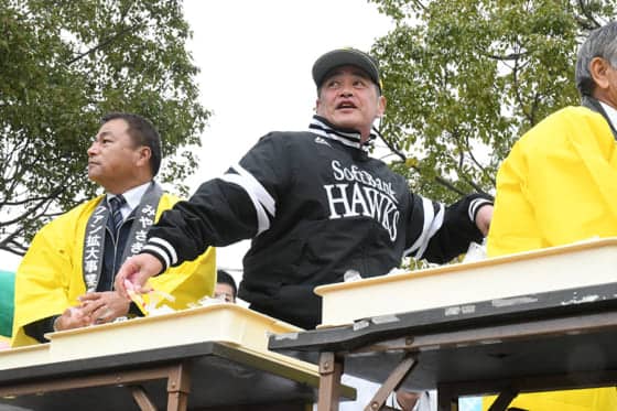 ソフトバンク工藤監督が恵方巻ガブリ！　ファンサービスは1000個の餅まき