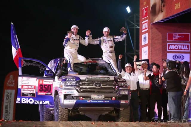 ポディウムで6連覇を喜ぶTLCメンバー