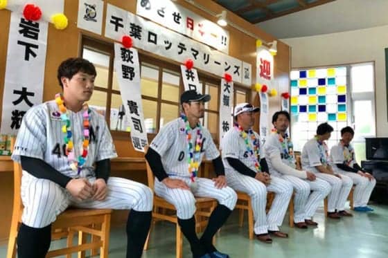 ロッテ井口監督が児童と交流　「初心を思い起こさせてくれる場所」