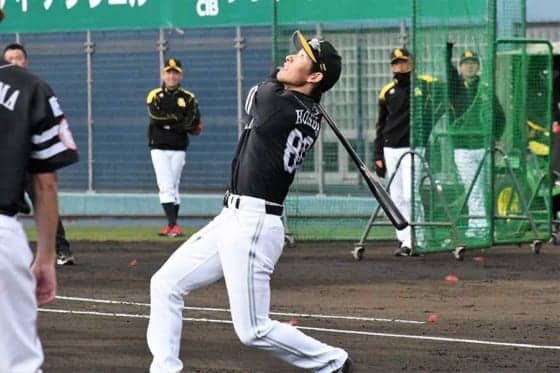 鷹・本多コーチ「一番難しい」捕手フライ特訓中　松田は「メインイベントやぞ」